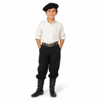 Niño usando boina gaucha negra con vestuario tradicional sobre fondo blanco