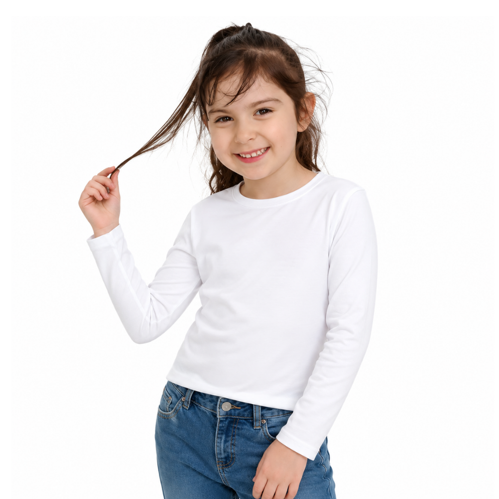 Niña usando camiseta manga larga infantil blanca de algodón con cuello redondo