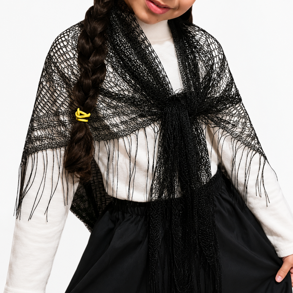 Niña usando mantón triangular infantil de encaje rojo con flecos para traje típico