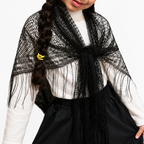Niña usando mantón triangular infantil de encaje rojo con flecos para traje típico