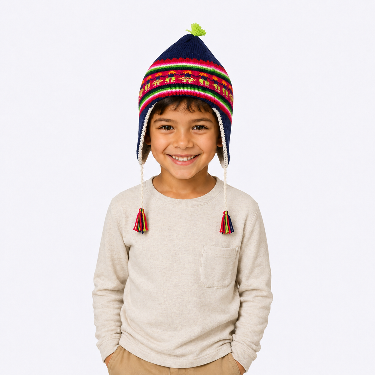 Niño usando gorro chullo infantil multicolor con motivos aymaras vista lateral
