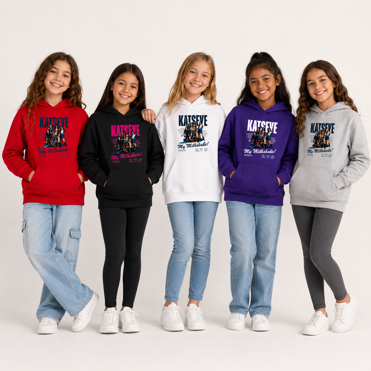 Niñas usando polerones KATSEYE rojo negro blanco morado y gris