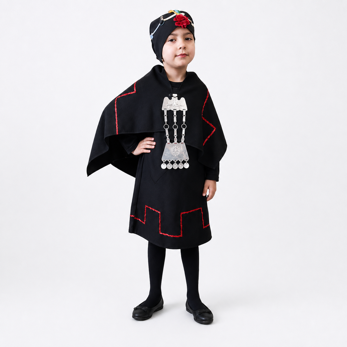 Niña usando traje típico mapuche infantil negro con manta, tocado y accesorio plateado tradicional