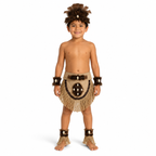 Niño usando traje típico Rapa Nui café con tocado, faldón, muñequeras y tobilleras.