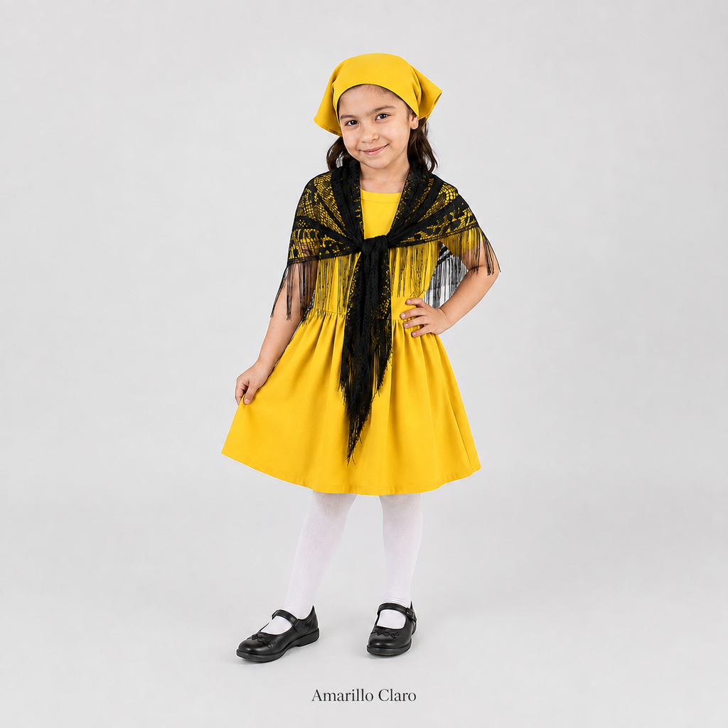 Niña usando traje típico amarillo con camiseta blanca y mantilla negra