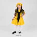 Niña usando traje típico amarillo con camiseta blanca y mantilla negra