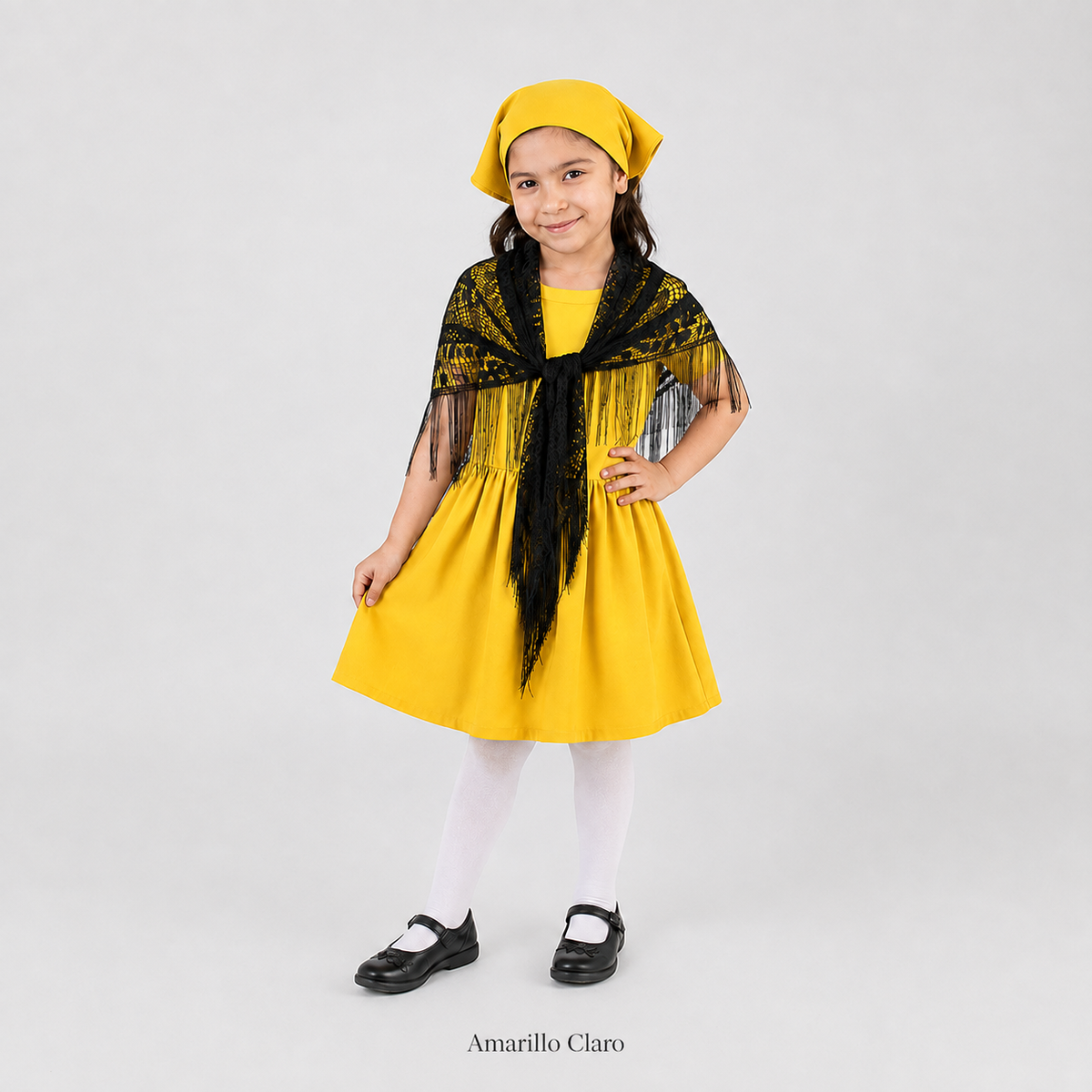 Niña usando traje típico amarillo con camiseta blanca y mantilla negra
