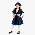 modelo.jpg
Niña usando traje típico azul marino con camiseta blanca y mantilla negra